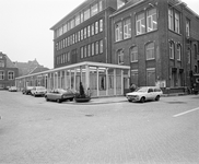 880421 Gezicht op de achtergevel van het hoofdgebouw van het Gemeentelijke Energiebedrijf (Nicolaas Beetsstraat 3) te ...